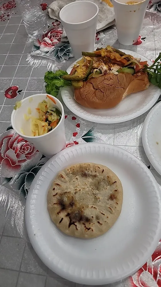 Pupusas Panes Con Gallina Atol De Elote